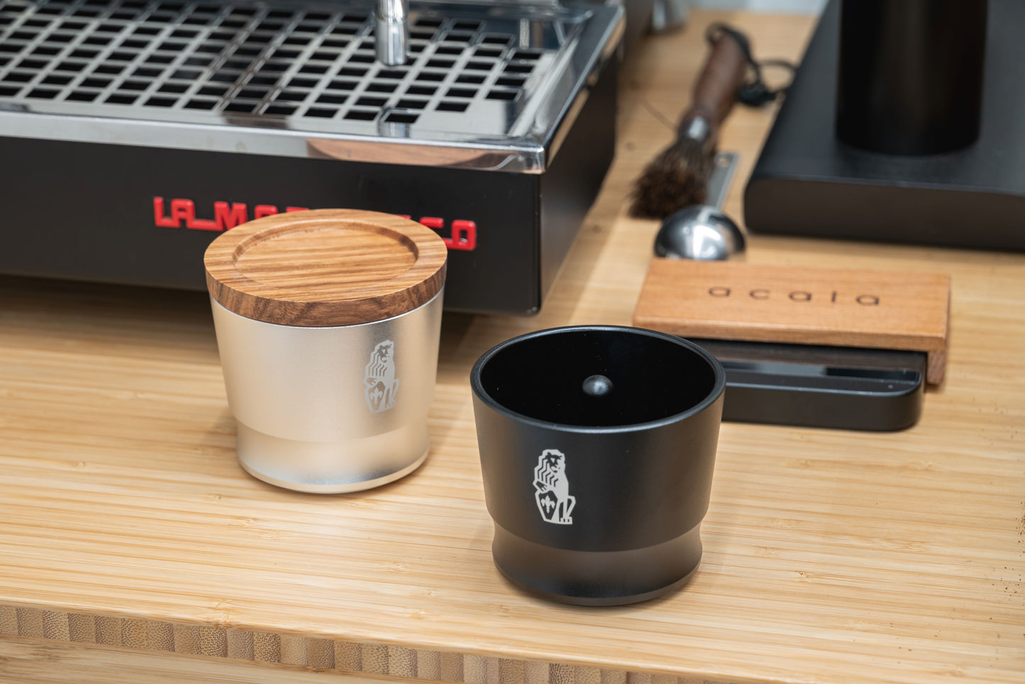 Dosing cup Blind Tumbler, Shaker style with wood lid