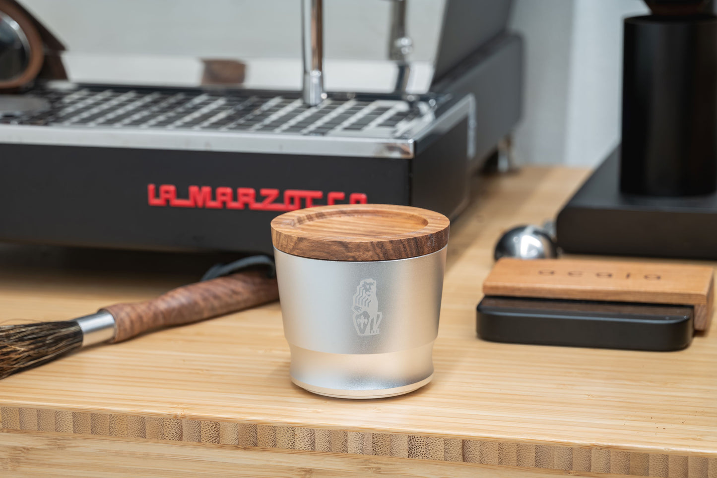 Dosing cup Blind Tumbler, Shaker style with wood lid