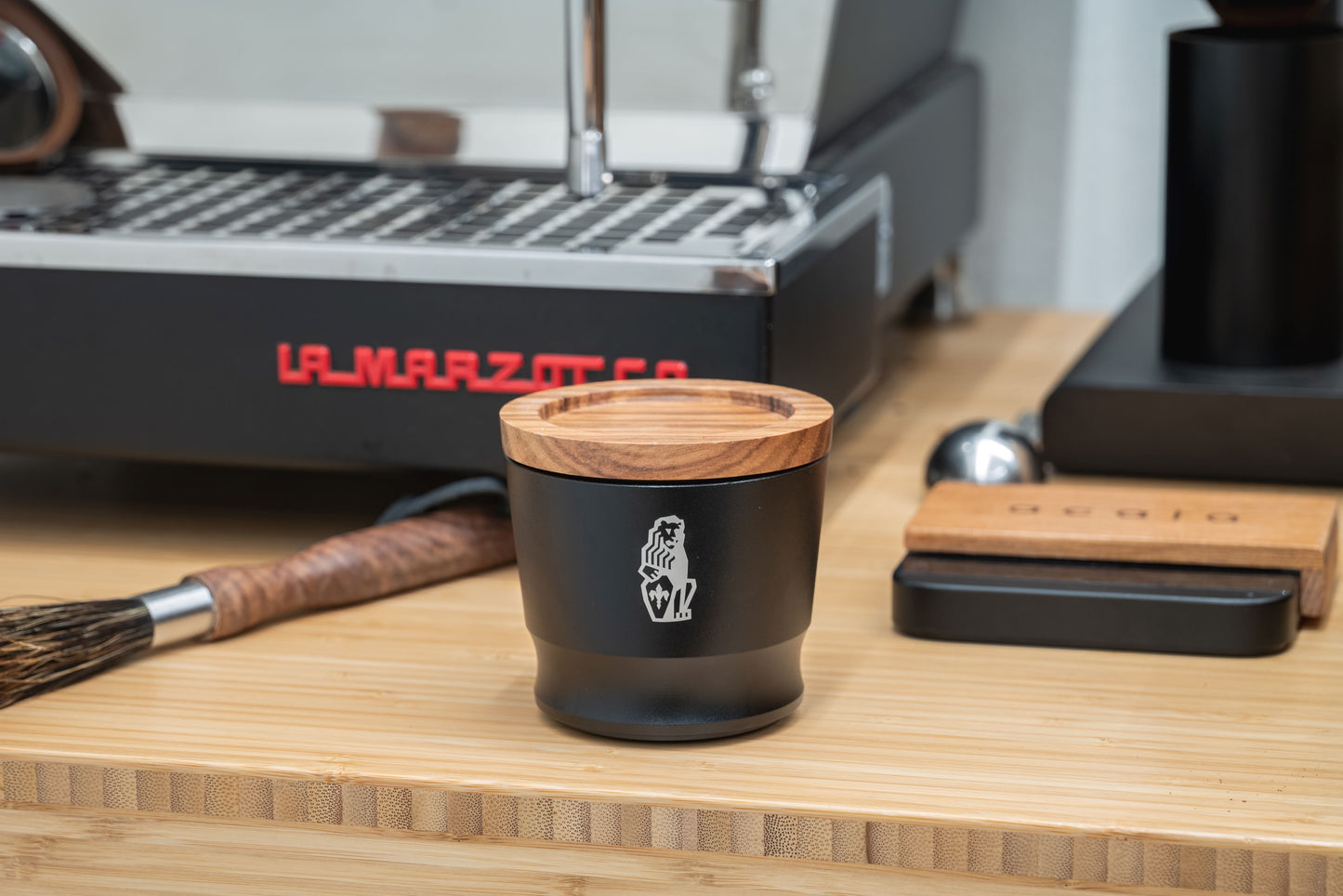 Dosing cup Blind Tumbler, Shaker style with wood lid