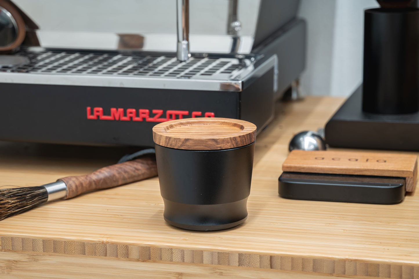 Dosing cup Blind Tumbler, Shaker style with wood lid